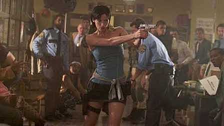 几分钟看完丧尸续集《生化危机:启示录》为灭病毒全城封锁