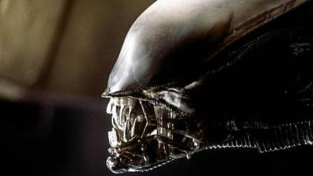 巨型外星飞船竟藏恐怖生物 6分钟看完197...