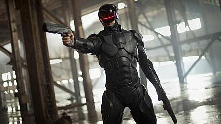 警察被上司出卖, 重伤后变身机械战警成...