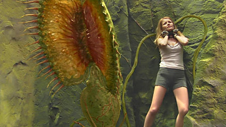 女孩跌入无底深渊, 遭遇巨型食人草! 速...