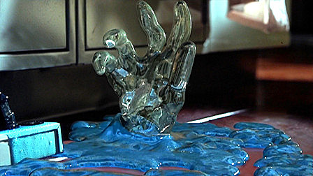 小伙喝下返童药水，身体越变越小，最后...