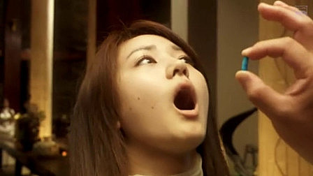 女孩去邪教卧底，被强喂蓝色药片，身体渐渐发生了变化……