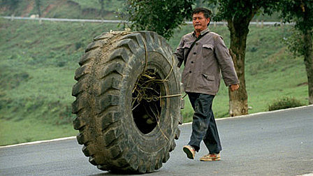 真实故事改编！身无分文却承诺背工友尸体回故乡，农名工的苦看完它你才会懂！