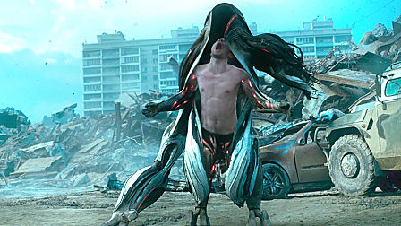 小伙捡到一件外星机甲，穿上后成了超级...