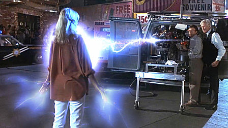 男子发明放大机，将老婆变成巨人，一手...