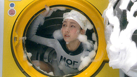 少女利用洗衣机穿越时空，一不小心成了...