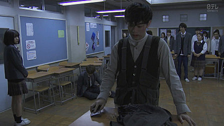 老师将23名学生囚禁在教室，每天发布谜题，答错就杀人！