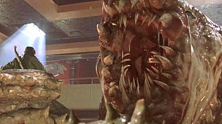 豪华游轮遭遇神秘海上巨兽, 整船人都沦...