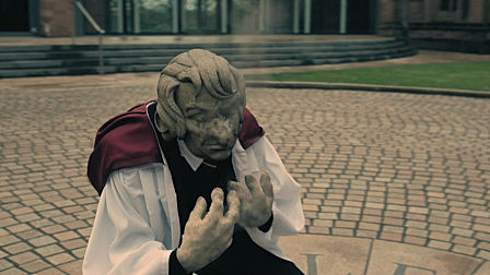 男孩说谎太多遭上帝惩罚,变成了一具“活化石”