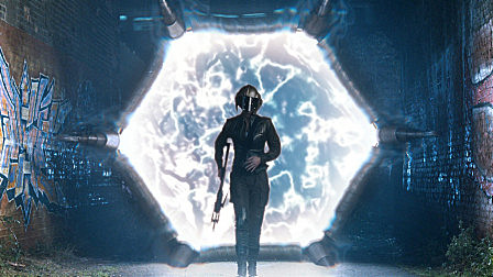 酒吧内出现时空裂缝，小伙上了个厕所，...