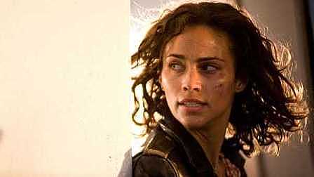 几分钟看完烧脑科幻片《时空线索》穿越时空救漂亮妹子