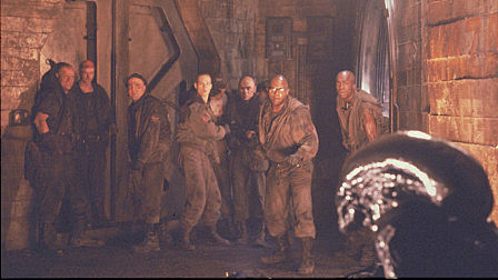 偏远星球上的大型男子监狱内，突然潜入外星怪物《异形3》超经典科幻恐怖片