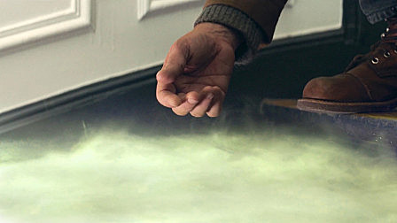 地底喷出神秘毒雾，直接将城市吞没，只...