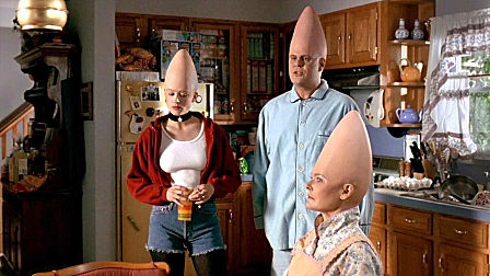 外星尖头人准备入侵地球，但女儿却爱上...