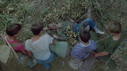 男孩们在树林里发现一具尸体，决定用它干件大事……