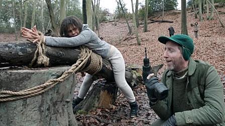 女子失忆醒来, 发现正常人都会被捕杀, ...