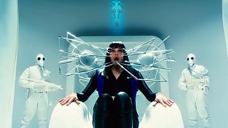 未来世界, 嗜血病毒横行, 感染者面临残...