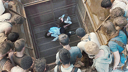 科学家将一群男孩扔入迷宫，每月还会增...