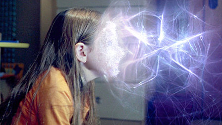 女孩创造出时空之门，只要将头伸进去，...