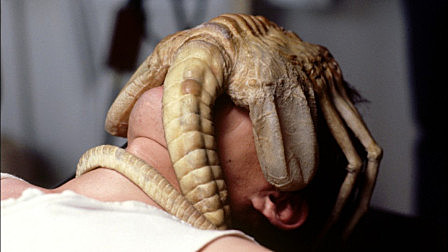 人类无意间被外星生物寄生,居然孵化出恐怖的杀人怪物《异形1》40年前的超经典科幻惊悚片