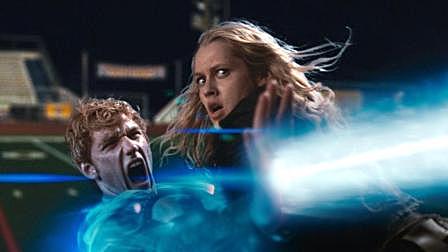 外星小伙拥有超能力, 双手可以射出能量...