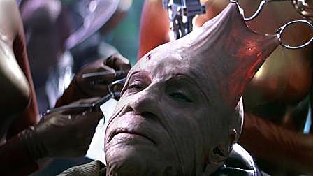 外星人为了复仇, 竟忍受痛苦为自己做拉...