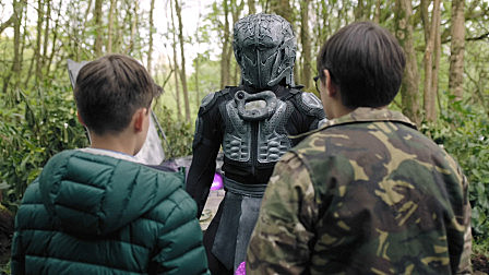 男孩救了外星人，谁知外星人是来毁灭地球的，太蠢了