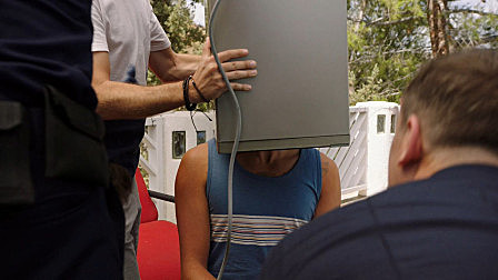 网红小伙为出名钻进微波炉，却卡到头，笑不出来了……