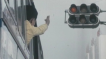 男孩具有不可思议的能力，动动手指，就能控制红绿灯！