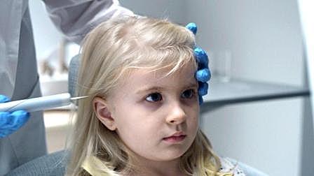 小女孩脑内被植入芯片, 从此做什么妈妈...