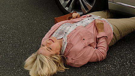 女人以碰瓷为生，上帝看不下去了，让她弄假成真……