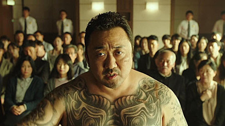 黑帮老大被变态杀手刺成重伤，为了破案，警方和黑帮展开联合行动