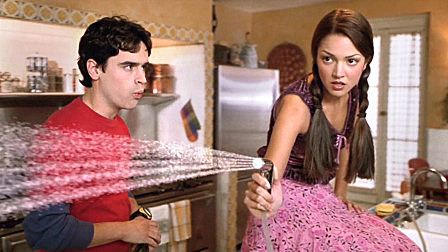 小伙可以让时间静止，开始恶搞他人，却...