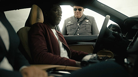 在美国,警察有多害怕黑人?你掏手机我就掏手枪!