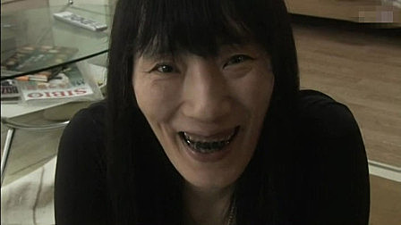 疯婆子有妄想症，看到帅哥就贴上来，不从就要你好看