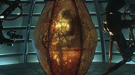 警方利用连环杀人犯的基因克隆出一个复制人，想通过心灵感应破案