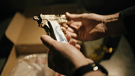 一把怕黑、随时要抱抱的怪手枪，却能自动保护主人