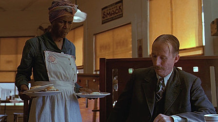 探员到小镇查案，狂吃数盘烤肉，却不知是死者的肉……