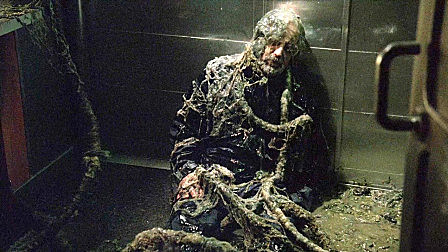 童年阴影！深海异形侵入潜艇，船员一碰...