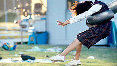 变异怪物躲在下水道内,不断抓人类当食...