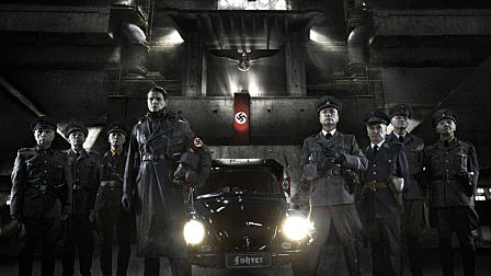 宇航员登上月球，发现在月球的背面果然有一个秘密基地