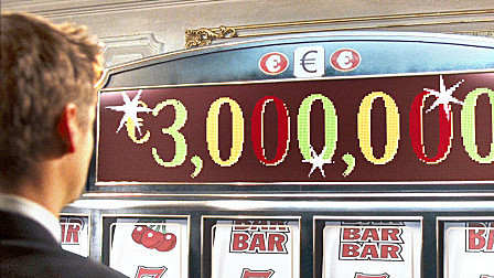 小伙收到一部神奇手机，可以预知未来，...