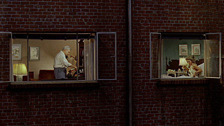 男子每日偷窥别家窗户，无意间发现了恐怖的秘密