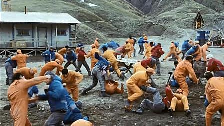 《绝地求生》电影版? 一群杀人犯孤岛吃鸡 阿斗带你看懂《逃出冰魔岛》