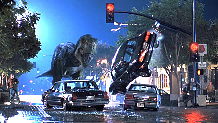 霸王龙从运输船逃脱, 进入城市后对着人...