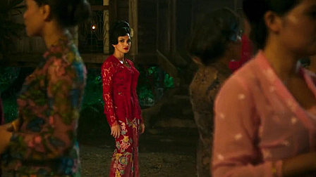 随着村子里传来女人的哭声,村民们纷纷病倒,黑暗开始降临了