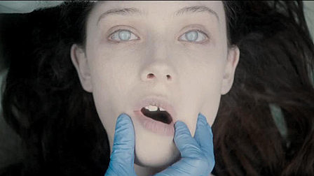 土里挖出一具神秘女尸，父子俩抽丝剥茧，妹子背后的故事让人脊背发凉！