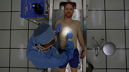 被送进解剖室的男人突然诈尸，法医当场吓晕……