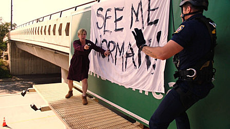 女子气老公不理自己，竟将枪口对准了消防员……