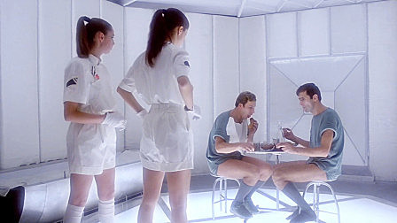 两名小伙冬眠后醒来，发现地球上只有女...